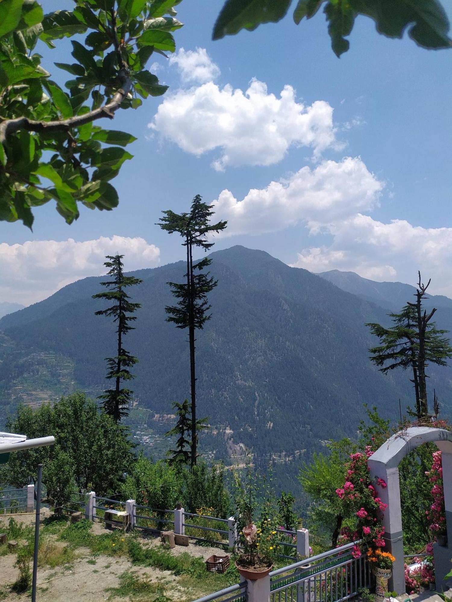 Hotel Mountain Eyrie à Banjār Extérieur photo